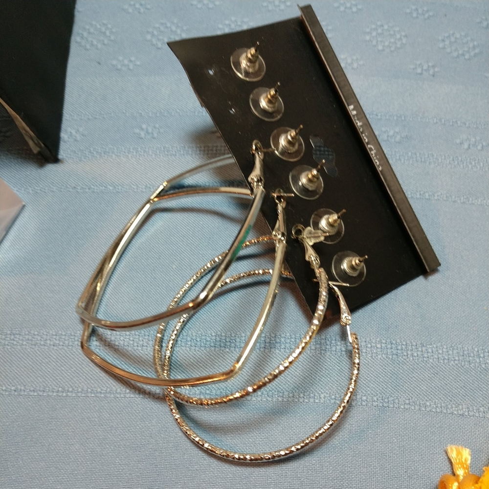 3/$25📌Edge Earrings Large Hoops & Post 5 Pair Silver Rhinestone/Knot NWT - Picture 7 of 10